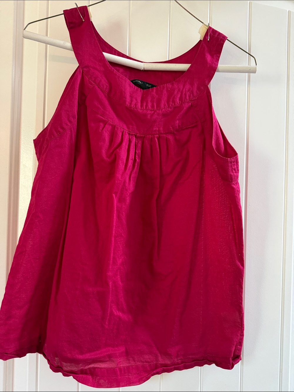 Banana Republic Sleeveless Scoop Neck Camisole in Fuchsia